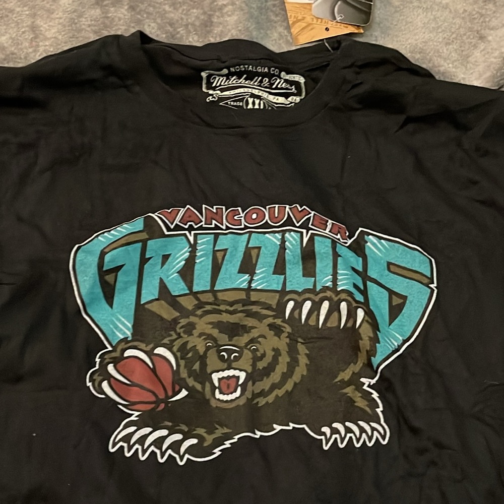 NWT Vancouver Grizzlies Mitchell & Ness tshirt XXL - Picture 1 of 6